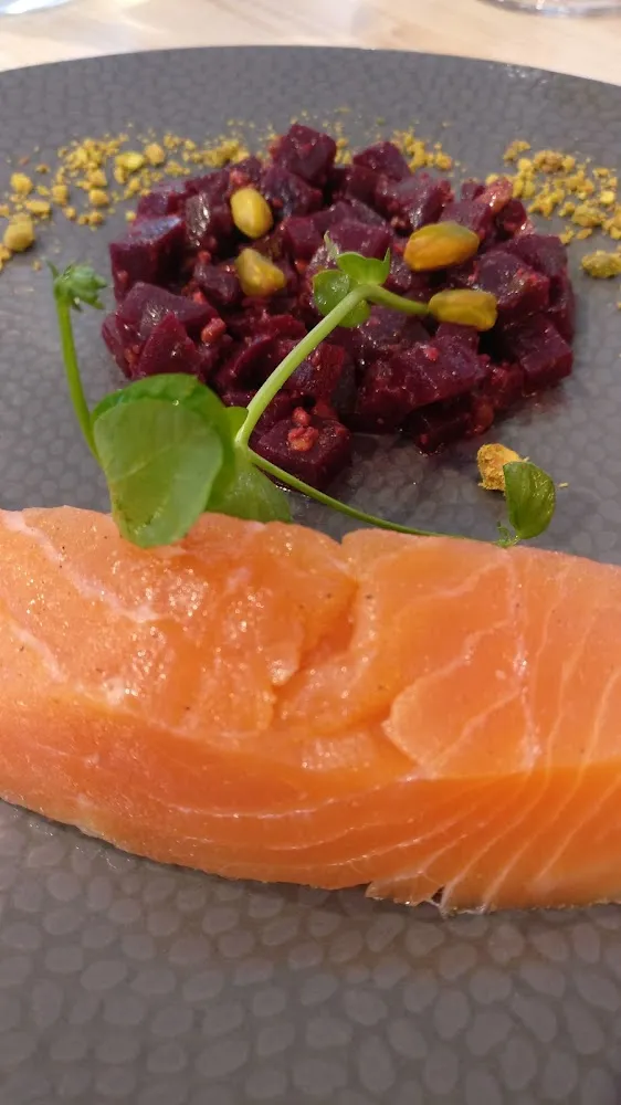 Grvalax de Saumon Betterave À l'huile d'argan Pistache